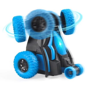Voiture de cascade RC bleue et noire effectuant une rotation à 360 degrés sur blanc.
