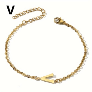 Detail des 18K vergoldeten Armbands mit V-Anhänger und verstellbarem Karabinerverschluss