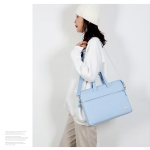 Borsa porta PC azzurra in similpelle con manici e tracolla regolabile per donna