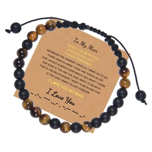 Détail du bracelet code Morse avec perles oeil de tigre et pierres mates sur carte