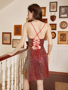 Detail des roten Paillettenkleides mit eleganten Rückenbändern und Glitzertextur