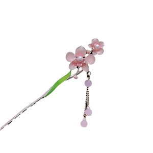 Haarnadel mit rosa Pfirsichblüten, goldenen Quasten und Perlen im traditionellen Stil