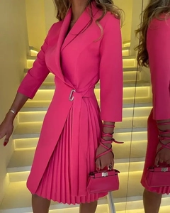 Detailansicht des rosafarbenen Blazer-Kleides mit Faltenrock und metallischer Gürtelschnalle