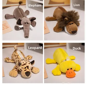 Dettaglio di quattro astucci in peluche animali: elefante, leone, leopardo e anatra con zip