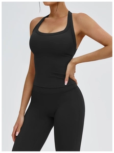 Dettaglio del gilet yoga nero con schiena a Y e leggings sportivi a vita alta elasticizzati