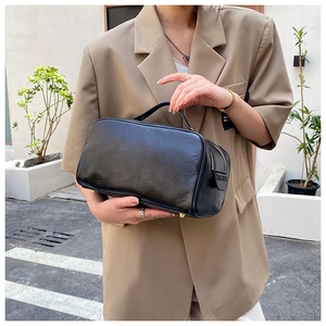 Trousse de maquillage portable en similicuir noir avec poignée supérieure et fermeture éclair