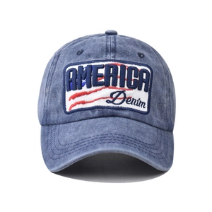 Gros plan de la casquette vintage en denim délavé avec broderie America et étoiles