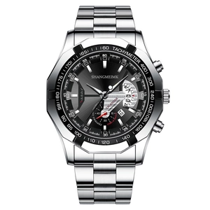 Détail de montre de sport avec chronographe, calendrier et bracelet en acier argenté