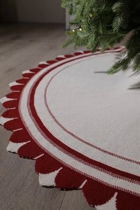 Dettaglio della gonna per albero di Natale in maglia a righe rosse e crema con bordo