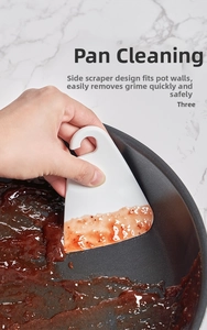 Grattoir triangle en silicone souple nettoyant la sauce d'une poêle à frire