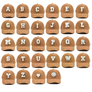 Cord-Baseballkappe mit 26 Buchstaben und Herz-Stickerei im braunen Vintage-Stil