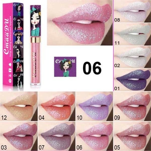Lipgloss-swatches van 12 glitterkleuren inclusief waterbestendige paarse en koraaltinten