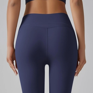 Detail van de marineblauwe yoga broek met hoge taille en V-vormige booty contour naden