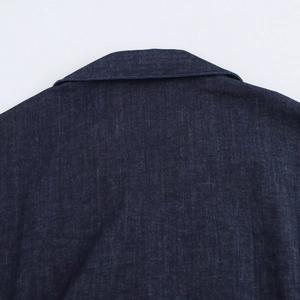 Dettaglio delle cuciture sullo scollo dell'abito in denim blu scuro rifinito