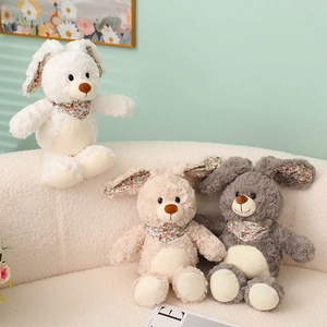 Tres conejitos de peluche con orejas largas blanco rosa y gris con bufandas de flores