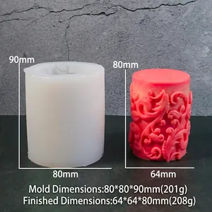 Detalle del molde de silicona cilíndrico y vela roja con relieves florales