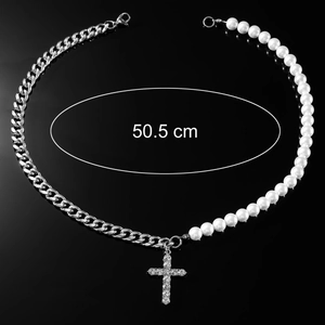Collier croix de luxe avec perles et zircons cubiques sur surface de miroir noire