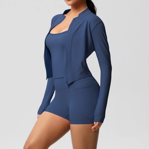 Détail de l'ensemble de sport bleu marine avec short taille haute à poches latérales