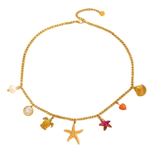 Dettaglio della collana nautica dorata con ciondoli a conchiglia, stella e perla