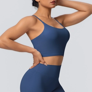 Vue latérale d'un ensemble de yoga bleu foncé avec brassière et legging taille haute