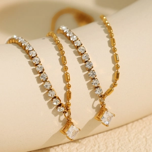 Boucles d'oreilles dorées élégantes avec pendentif carré et rangée de diamants