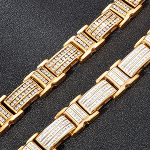 Gros plan du bracelet hip-hop plaqué or avec maillons pavés de diamants étincelants