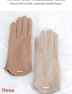 Details von Wildlederhandschuhen in Camel und Beige mit goldenen Mode-Metallplatten