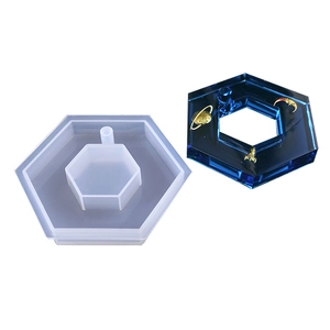 Moule en silicone hexagonal pour résine avec pendentif bleu cosmique sur fond blanc