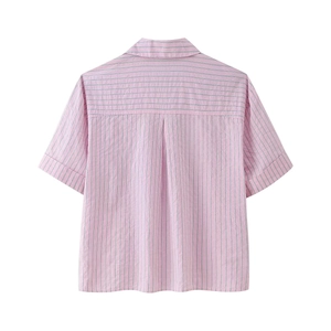 Chemise à rayures roses à manches courtes avec col à revers et design plissé dans le dos