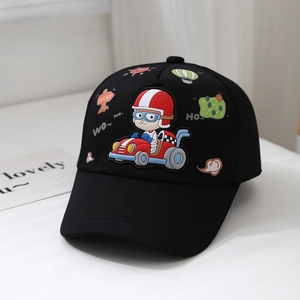 Détail de la casquette baseball noire enfant avec voiture 3D et broderie Lucky
