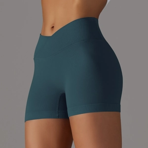 Dettaglio dei pantaloncini da yoga a coste verde scuro con vita a incrocio a V