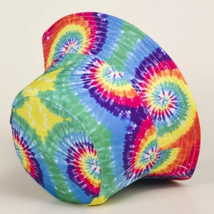 Détail du motif tie-dye en spirale arc-en-ciel sur chapeau bob en toile avec coutures