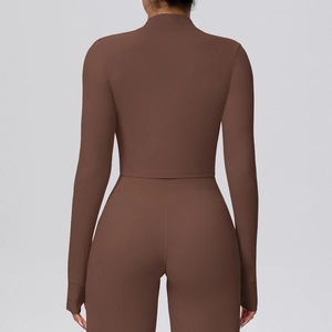 Set da yoga marrone cioccolato con giacca corta a maniche lunghe e leggings a vita alta