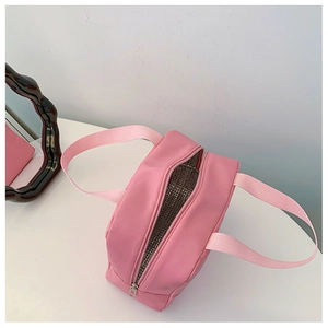 Detail showing the pink insulated lunch bag with silver heat-resistant lining and zipper