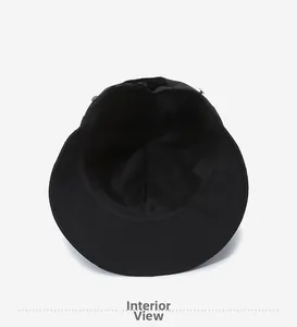 Vue détaillée des coutures de qualité et de la doublure de ce chapeau pare-soleil noir