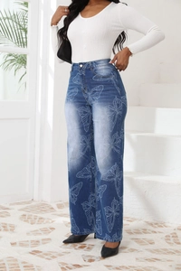 Vue de profil d'un jean bleu taille haute à jambes larges avec motifs papillons blancs