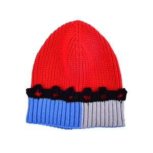 Bonnet en maille rétro multicolore avec blocs rouge bleu gris et détails usés