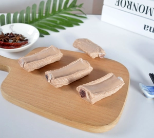 Detailansicht von vier realistischen PVC Rippchen Modellen auf einem Holzschneidebrett