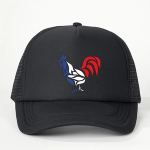Cappello trucker nero con stampa gallo blu, bianco e rosso e rete mesh regolabile