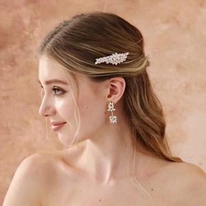 Dettaglio del pettine per capelli in cristallo a foglia e orecchini da sposa abbinati