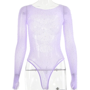 Détail macro du body en maille lilas avec strass scintillants sur tissu semi-transparent