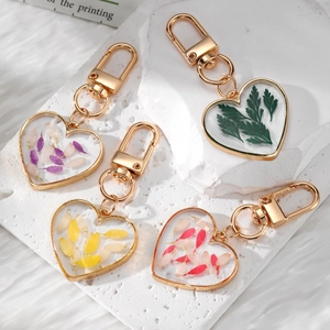 Heart Shape Real Dried Flower Resin Keychain Pastoral Style Gold Metal Frame Transparent Floral Pendant Bag Charm Gift