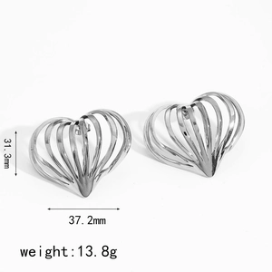Detailed size specifications for hollow heart-shaped earrings in polished silver steel