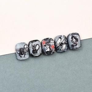 Detailansicht der 5D-Gothic-Nagelaufkleber mit Spinnen- und Totenkopf-Reliefmustern