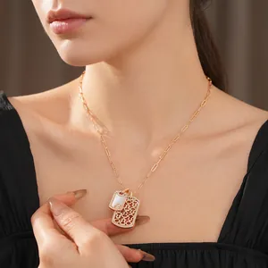 Quadratische Halskette mit Perlmutt und Zirkonia an einer stylischen Gliederkette