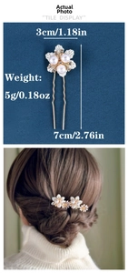 Détail d'épingle à cheveux mariée avec perles et strass au design doré en U
