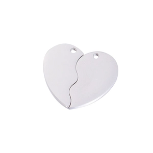 Gros plan détaillé d'un pendentif coeur séparable en acier inoxydable poli pour bijoux DIY