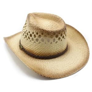 Détail d'un chapeau de cowboy en raphia tissé avec finition vieillie et lacet
