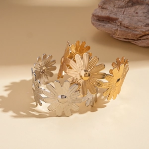 Bracelets manchettes ouverts marguerite métalliques en finition dorée et argentée