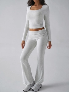 Détail de l'ensemble haut à manches longues gris clair et pantalon de yoga évasé